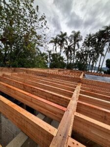 Figura 4 - vigas entalhadas e parafusadas (arquitetura Bernardes)